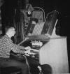 Jan Drost aan het orgel. Photo: Jan Drost. Datation: 1965.